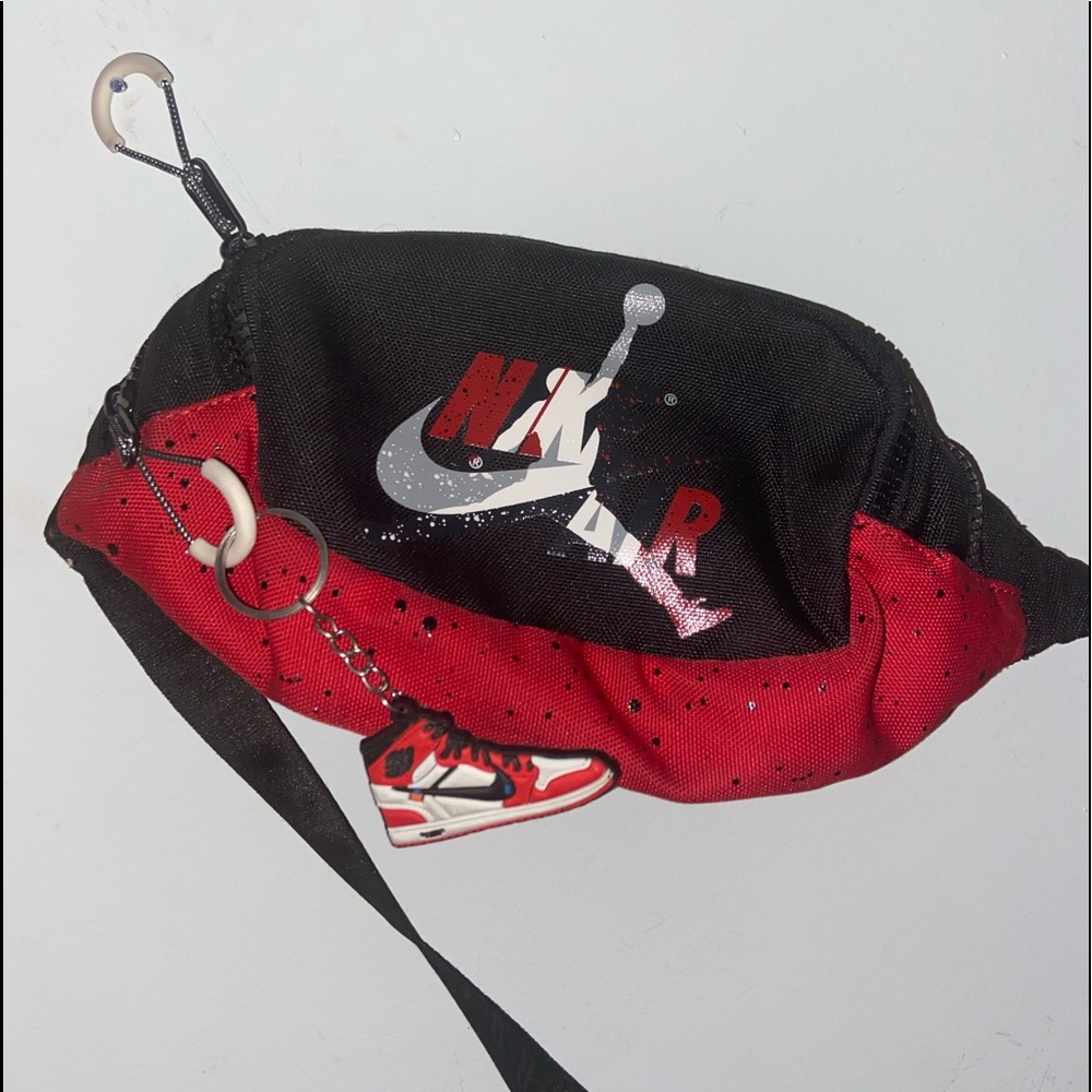 Nike Air Jordan Crossbody/Waist Fanny Pack (comes with Jordan 1 keychain)
